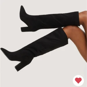 Svarta knähöga boots i mockaimitation - Säljer ett par superfina mockaimiterade boots som nästan är slutsålda på belys hemsida. Använda ca 2 gånger så väldigt bra skick på dem. Skriv privat för egna bilder😊 (pris kan diskuteras)