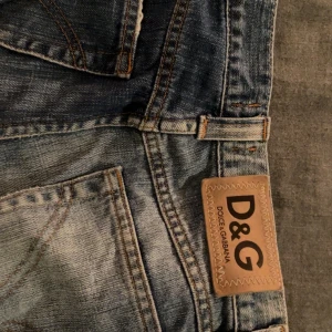 D&G jeans low waisted  - Dom xs-small låg waisted. De har två lite smått olika nyanser på halvorna av jeansen, men de ska va så. Säljer bara dom för dom inte passar mig längre 