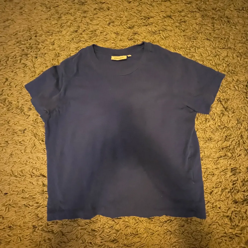Säljer denna blåa t shirt från weekday, använd 1 gånger men säljer då den inte riktigt passa mig 💕 Hör av er vid frågor!. T-shirts.