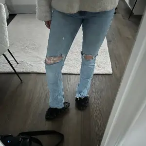 Säljer mina jeans från zara, de är blåa med slitningar och slits nere!