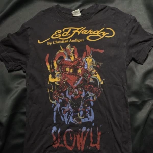 Ed Hardy T-Shirt - Snygg t-shirt knappt använd med nästan alla diamanter kvar (se bild). 