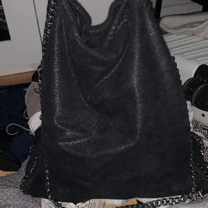 Väska - Detta är en Stockholmsstil väska eller vad hur ni kallar det haha. Det får plats hyfsat mycket i denna. Jättefin kedja. Men jag har ingen användning för denna. (Jag vet inte vart denna är köpt)💛
