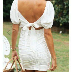 Oanvänd studentklänning!🩷🙌🏼 - Mycket fin oanvänd vit klänning från Dennis Maglic med lappen kvar. Var tänkt att den skulle bli använd på studenten men det blev inte av för att den va för stor på mig. Nypriset ligger på 799 🩷