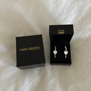 Single Love - BYTER EJ!!!! Funderar på att sälja mina Single Love earrings från Maria Nilsdotter i silver med pärlemo. 💓🫶🏻Jättefint skick och ask ingår.😃(kikar intresset då de ej finns kvar att köpa) NYPRIS: 4990