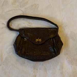 Skinväska - Lackad, brun skinväska. Köpt på second hand så är osäker på märke. Säljs då den inte ritkigt är min stil  och får bättre användning hos någon annan🤗