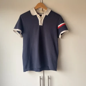 Moncler piké  - Moncler pike i storlek M men sitter som S, skicket är 8/10, Har du frågor? Släng iväg ett dm 