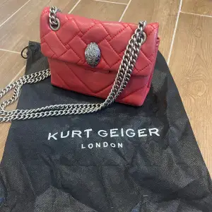 Säljer min älskade Kurt Geiger väska i färgen röd! Sparsamt använd❤️ 