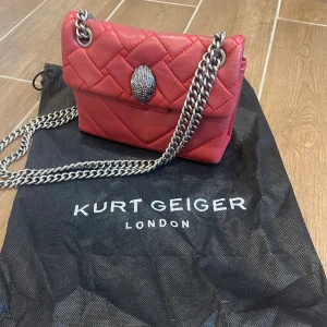 Kurt Geiger väska - Säljer min älskade Kurt Geiger väska i färgen röd! Sparsamt använd❤️ 