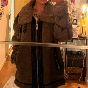 Zara jacka - Superfin vår/höstjacka ifrån Zara i jättebra skick. Strl L blir som en oversize jacka för mig brukar ha s. 