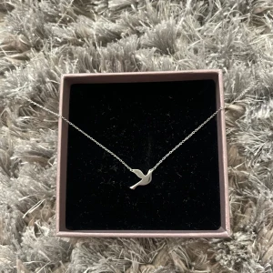 silver edblad halsband  - halsband från edblad i silver. knappt andvänt så som nytt. halsbandet är 42-45 cm beroende på vart du knipsar på den🩷🩷