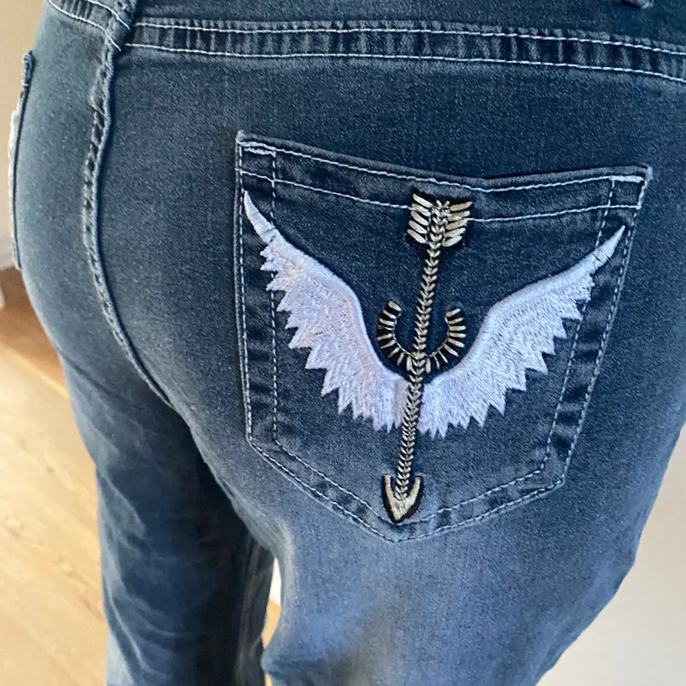 Jeansen är ganska stretchiga och midwaist. De har ett jättefint broderat mönster på bakfickorna. De är köpta secondhand så vet tyvärr inte märket.  Str: M/L. Jeans & Byxor.