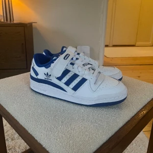 Sneakers- Adidas Forum LOW  - Endast testade!! Superfina och endast testade. Nypris 1095kr. Fler bilder kan skickas och kvitto finns.