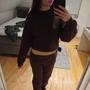 Ginatricot mjukis set - Mjukis set köpt från ginatricot, i den bruna färgen, jätte söt, knappt använd och ser ut som ny, jag säljer settet för 250. Separat- tröjan för 150, byxor för 170. Byxor finns även i svart.