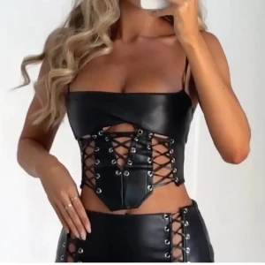 Korsett topp - Lånade bilder!  Så fin topp från outcast, köpte på Plick men passade tyvärr inte mig! 