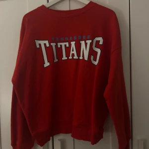 Sweatshirt  - Använd max 5 gånger men säljer för den bara fått hänga i garderoben. 