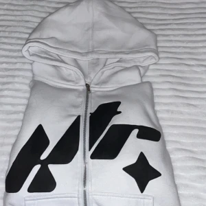 vit hoodie - stilren zip hoodie | skick 9/10 | köpt från något insta företag ”kill the rich” | väldigt cozy hoodie🌡️🥵