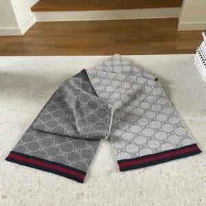 Gucci halsduk  - Gucci halsduk. Klippt bort lappen, därav det låga priset. Helt äkta såklart. Nypris ca 3800kr