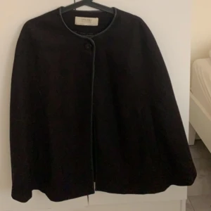 Svart kappa - Kappa utan armar, så fin till våren/hösten! Från zara