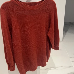 Stickad tröja - En brun/röd stickad tröja🧶🧶 Den är lite tunnare i materialet