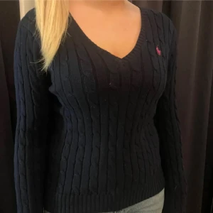 Ralph lauren tröja - Jättesnygg Ralph lauren tröja, säljer då den är lite stor på mig. Storlek M men skulle säga att den sitter som en S. Inga märken och är i väldigt fint skick. !lånade bilder, skriv för egna! Nypris: cirka 2000 kr. Köparen står för frakten!