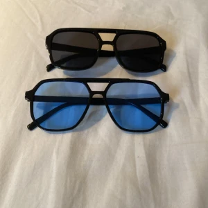 Solglasögon  - Säljer två par helt nya solglasögon perfekt nu till sommaren. Köp ett par frö 199 eller både för 299. ☺️