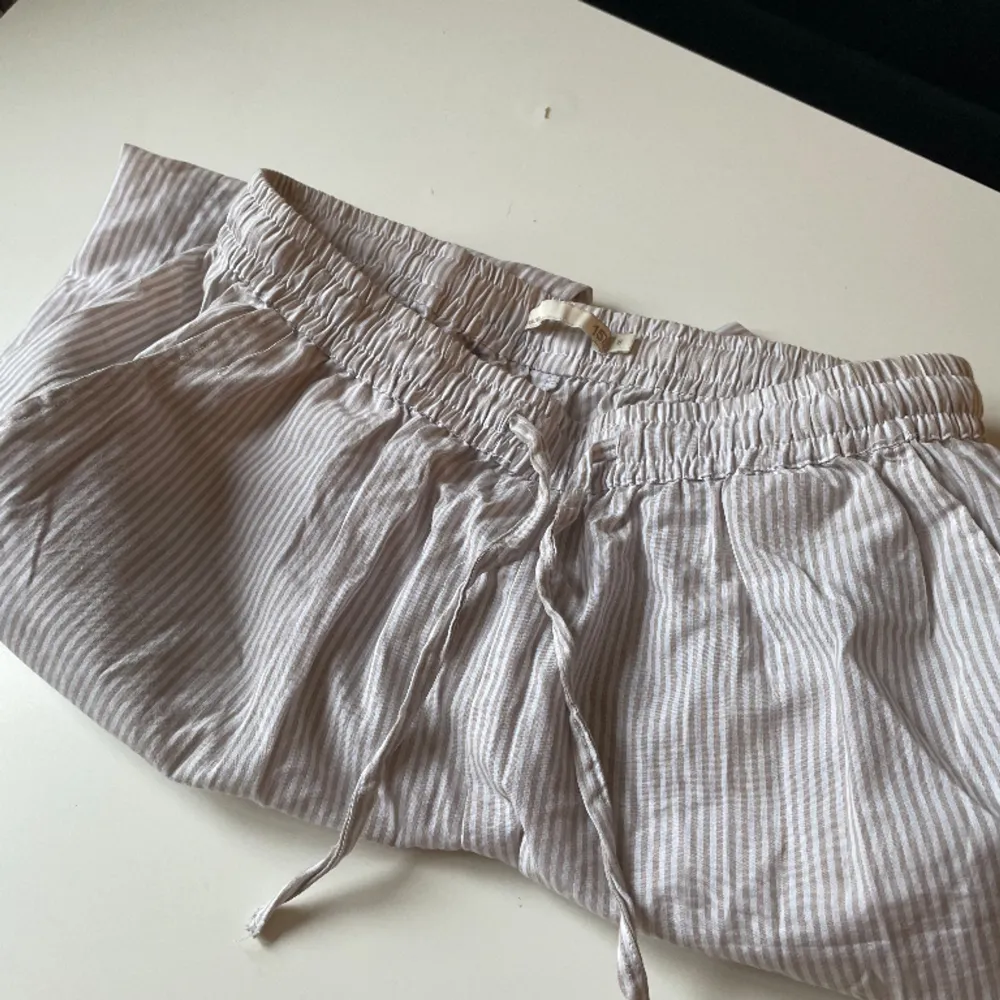 Dessa byxor är randiga i färgerna vit och beige i stolek S/36 och säljer då de är lite korta för mig jag är 175cm🤎 priset kan diskuteras vid snabba affärer🤎. Jeans & Byxor.
