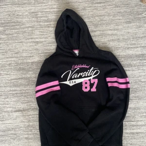 Nyc hoddie  - Storlek 158-164  Jätte fin på hösten 