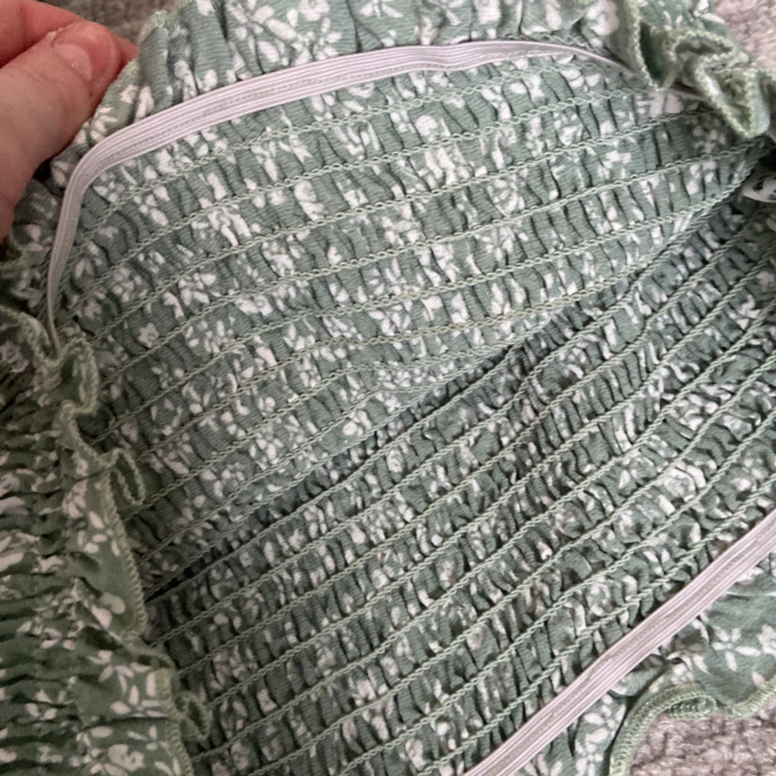 Grön blommig tröja  - 91