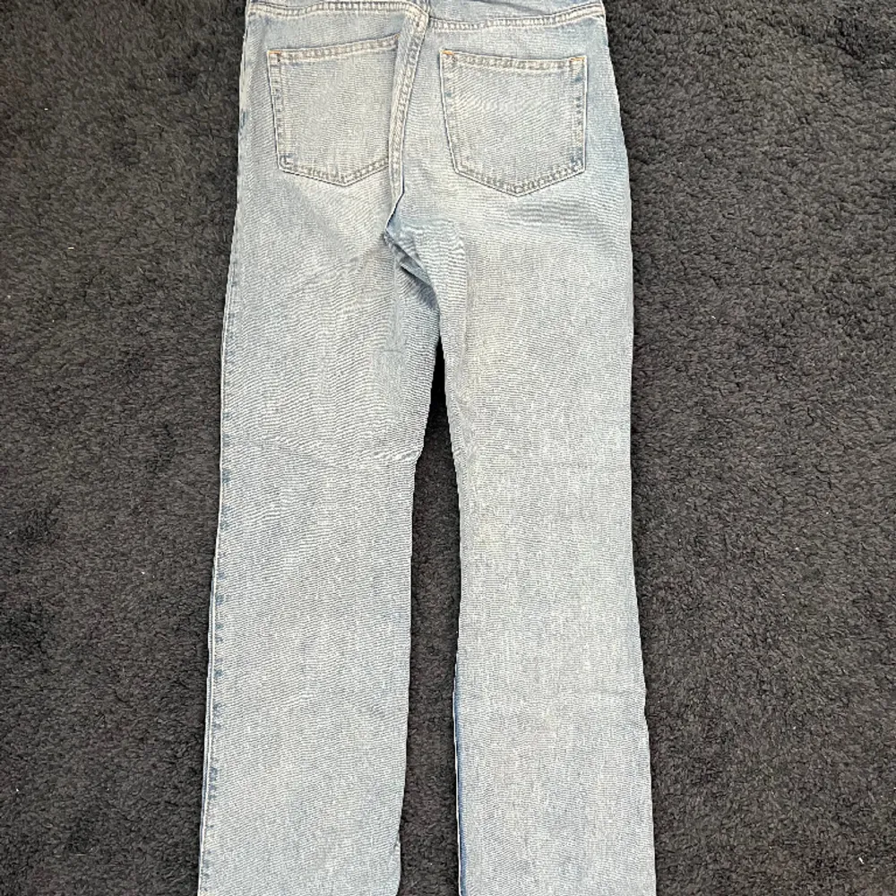 Högmidjade jeans från Weekday i fint skick!. Jeans & Byxor.