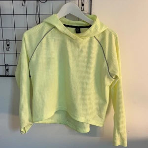 Teäningströja  - Fint skick och använd ett fåtal gånger💗