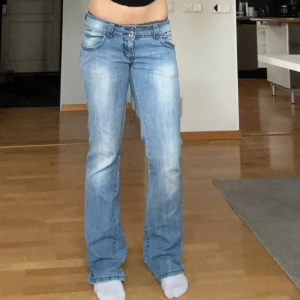 SKIT SNYGGA Jeans - Såååå fin tvätt. Bootcut jeans med två knappar vilket är sååå snyggt. Säljer då de tyvärr är lite stora⭐️⭐️💖💖