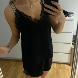 Pyjamasset - Säljer detta pyjamasset från H&M. Båda delar är i storlek XS. De är använt, men i ok skick. Tyvärr kommer de ej till användning längre. Köpt för 250, säljer för 110kr. 