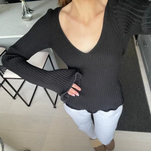 Blus - Så fin v-ringad blus från hm med volangärmar. Aldrig använd. Storlek XS