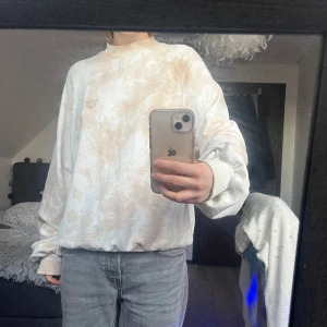 Superfin tröja från junkyard! Hör av er vid funderingar! 🤍 - Lite oversize i modellen så passar s med skulle jag säga!  Bra stick, nästan aldrig använd! 