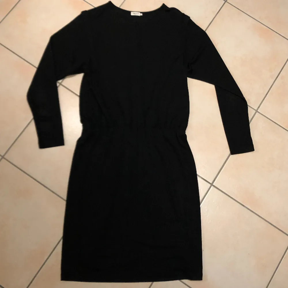Svart och fin Filippa K klänning i storlek XS. Köp sker via ”köp nu” funktionen :) . Klänningar.