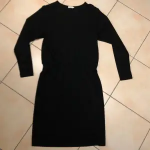 Svart och fin Filippa K klänning i storlek XS. Köp sker via ”köp nu” funktionen :) 