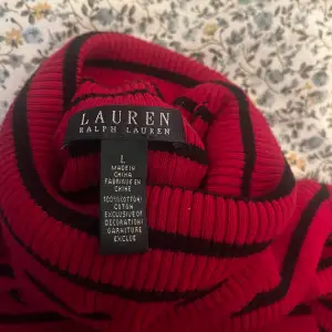säljer denna trendiga röd-svart randiga polotröjan från ralph lauren som är thriftad!! storlek L men passar mig som är S. köparen står för frakten❤️