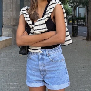 Jeansshorts - Shorts från pull&bear i mycket fint, knappt använda💓 säljs pga flyttrensar. Använd gärna "köp nu"