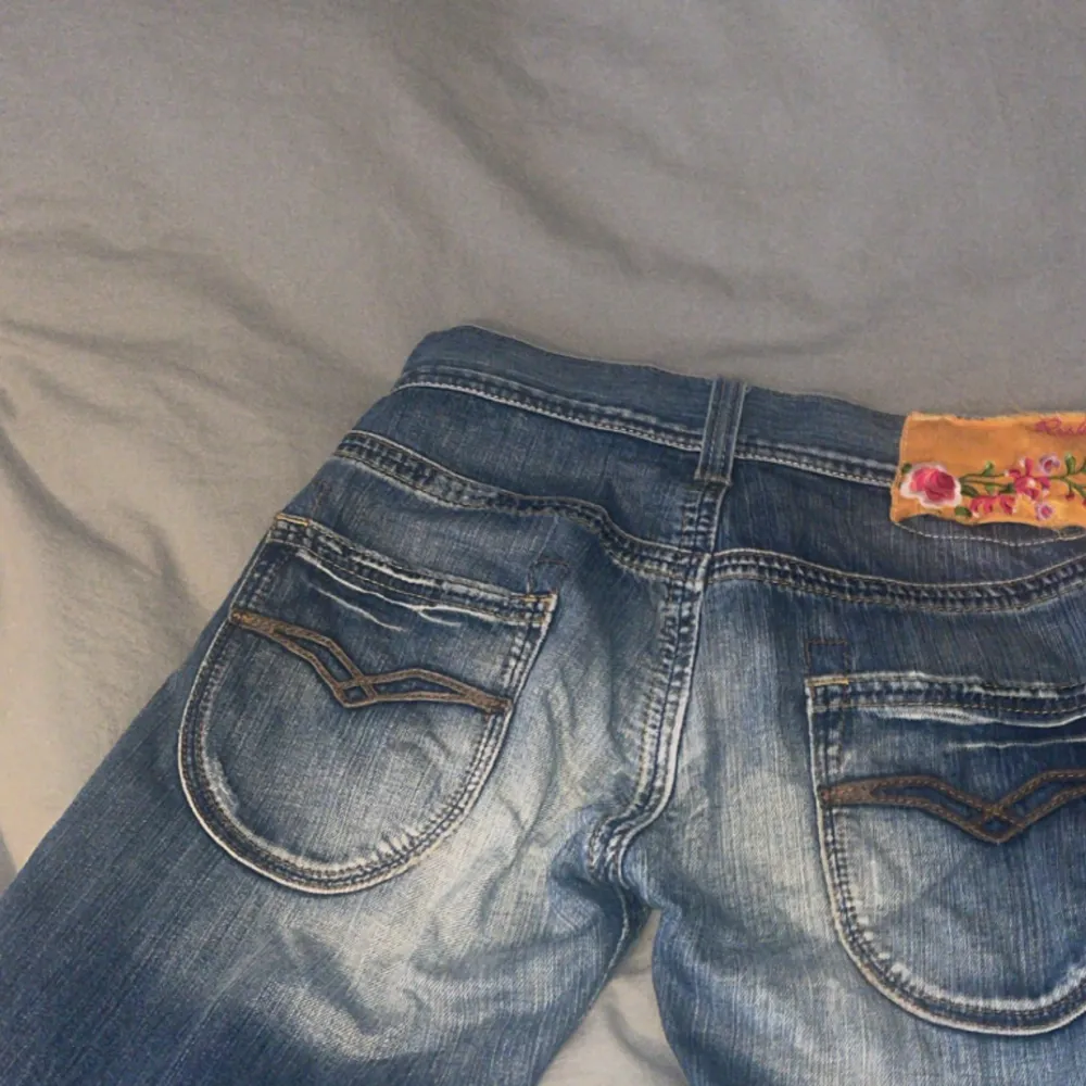 Super snygga lågmidjade jeans, säljer pga att dom är för tajta i midjan på mig. Jag är 163 cm och de passar bra i längd på mig. Vet ej exakta storleken på jeansen s/m skulle jag säga ungefär.. Jeans & Byxor.