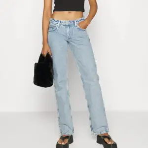 Säljer mina knappast använda weekday jeans. I Arrow low modellen. I en lite mörkare färg än den på bilden. 
