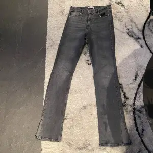 Jeans med slit från Zara i storlek 38, använda väl men i fint skick, ena haken har fransat upp sig lite bara (syns på andra bilden). Bästa jeansen men tyvärr lite små nu.. köparen står frakten🥰