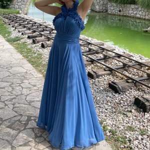 Andvänd på ett bröllop utomlands. Jättefin blå klänning ifrån LY COUTURE