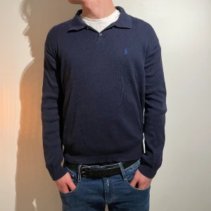 Polo Ralph Lauren Tröja  - Tröja med krage från Ralph Lauren, bra skick och riktigt snygg. Säljer pga att den är för liten. Är 184cm 80kg. Skriv vid fler frågor eller funderingar🙌