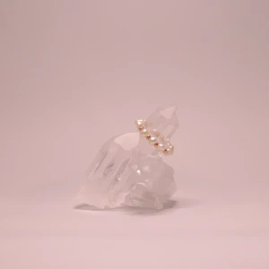 Ring handgjord, sötvattenspärlor  - Handgjord ring med sötvattenspärlor, elastisk ca 6cm omkrets.