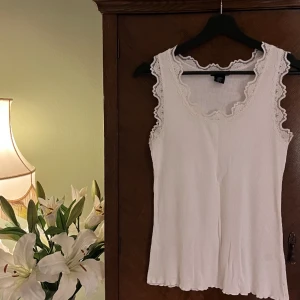 Vitt linne med spets - Vitt linne med spetsdetaljer