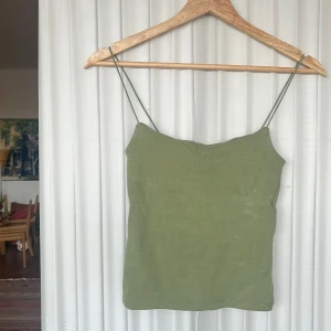 Olivgrönt kamouflage grönt linne - Topp från zara i fin grön färg! 