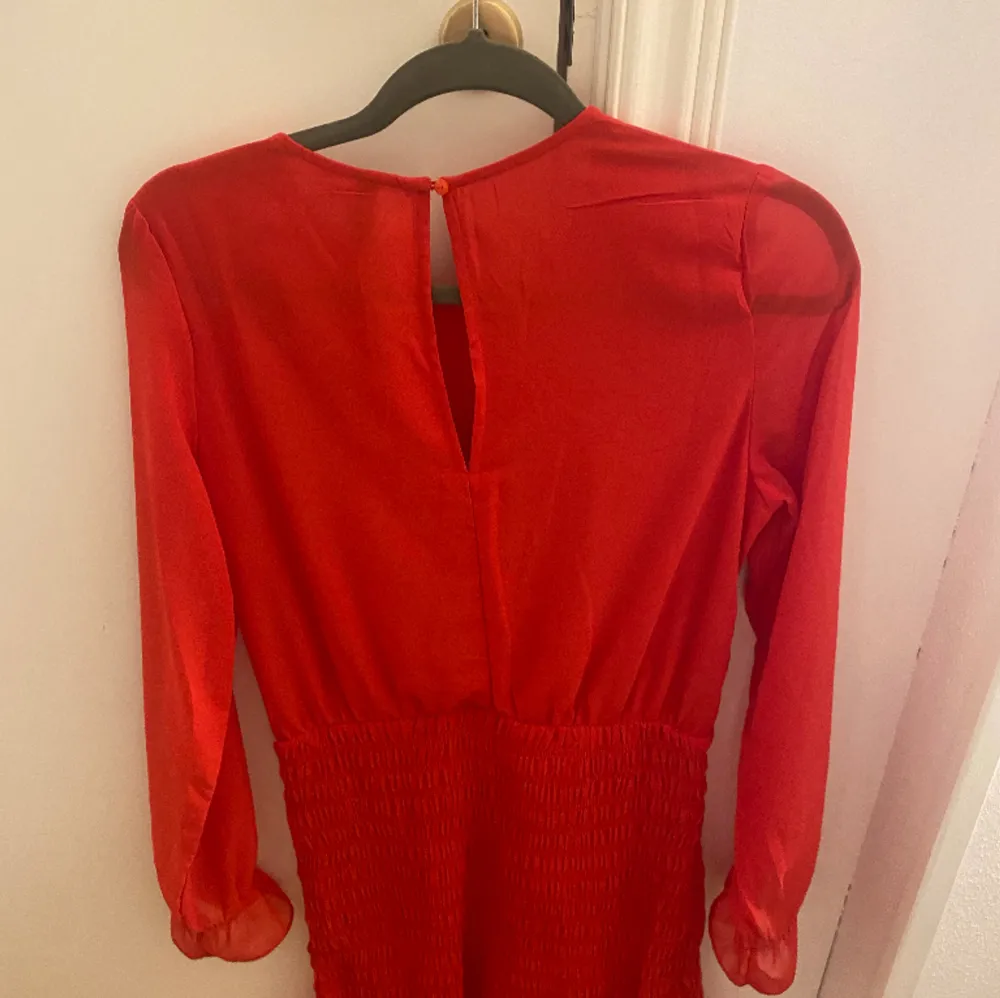 Röd klänning från hm. Använd en gång och däljer för att den har blivit för liten. . Klänningar.