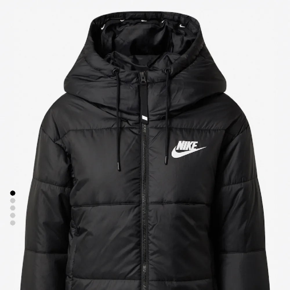 Svart Nike jacka för höst/vinter/vår Köpt för ungefär 2 år sedan men har inte använts dagligen.  Nypris ca 1400kr  . Jackor.