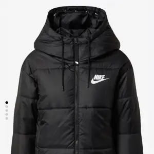 Svart Nike jacka för höst/vinter/vår Köpt för ungefär 2 år sedan men har inte använts dagligen.  Nypris ca 1400kr  