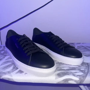 OANVÄNDA AXEL ARIGATOS - Säljer dessa pga att storleken blev inte passade mig och de har bara legat runt hemma,  Storlek 44, hör av er för mer frågor🙏🙏